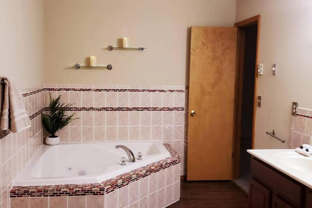 *Amenity-Filled Waterfront Oasis @Saw Creek Estates Near Waterfalls And Hiking* East Stroudsburg Exterior photo