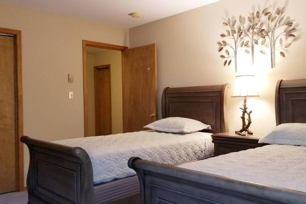 *Amenity-Filled Waterfront Oasis @Saw Creek Estates Near Waterfalls And Hiking* East Stroudsburg Exterior photo