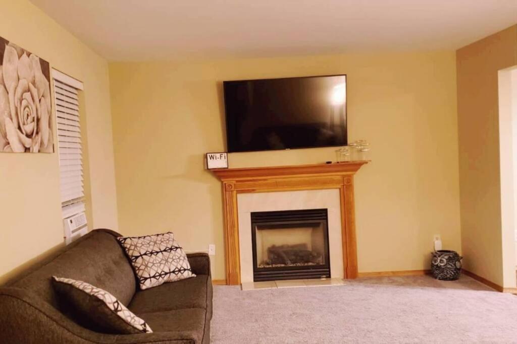*Amenity-Filled Waterfront Oasis @Saw Creek Estates Near Waterfalls And Hiking* East Stroudsburg Exterior photo